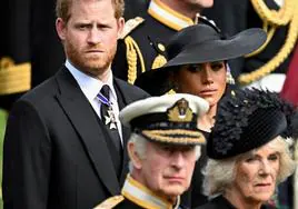 Los duques de Sussex junto a Carlos III y su esposa, Camilla, durante el funeral de Isabel II.