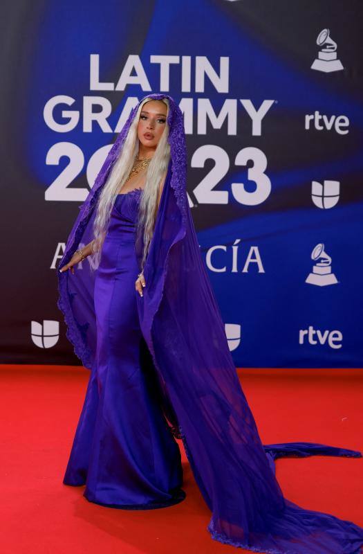 Lola Índigo ha adaptado su estilo rompedor a un escenario espectacular como es Sevilla, con una suerte de mantilla incluida. 