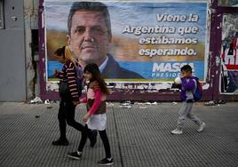 La gente pasa junto a la propaganda política del ministro de Economía de Argentina