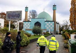 Agentes de Policía registran la Mezquita Azul, que alberga el Centro Islámico de Hamburgo, durante las redadas llevadas a cabo este jueves.