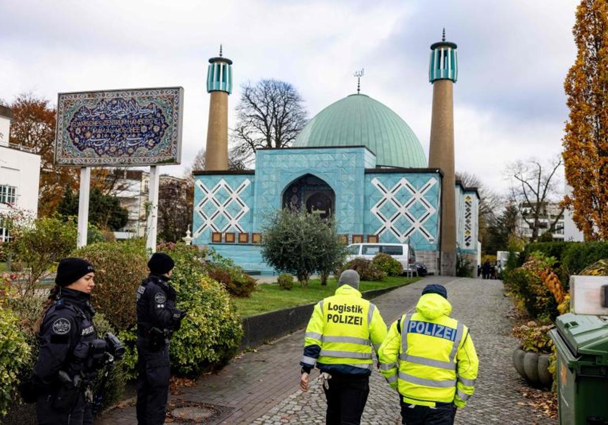 Agentes de Policía registran la Mezquita Azul, que alberga el Centro Islámico de Hamburgo, durante las redadas llevadas a cabo este jueves.