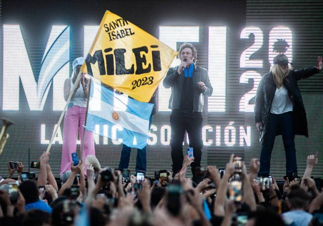 El candidato presidencial argentino Javier Milei pronuncia un discurso durante un mitín de campaña en Rosario