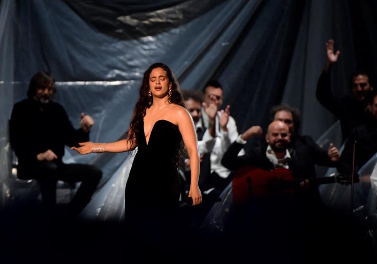 Rosalía durante su performance de 'Se nos rompió el amor'