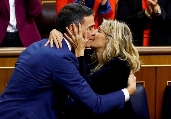 Pedro Sánchez y Yolanda Díaz se abrazan tras la investidura.