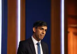 El primer ministro británico, Rishi Sunak, habla con los medios en una conferencia de prensa en Downing Street.