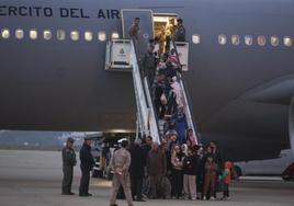 Los hispanopalestinos evacuados de gaza, a su llegada este jueves a Madrid.