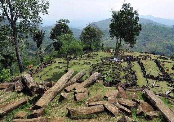 Parte superior de la pirámide de Gunung Padang, en Indonesia, la más antigua del mundo.