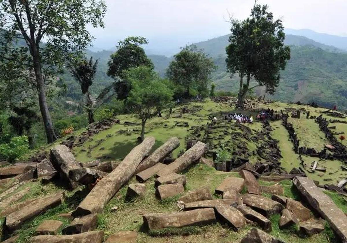 Parte superior de la pirámide de Gunung Padang, en Indonesia, la más antigua del mundo.