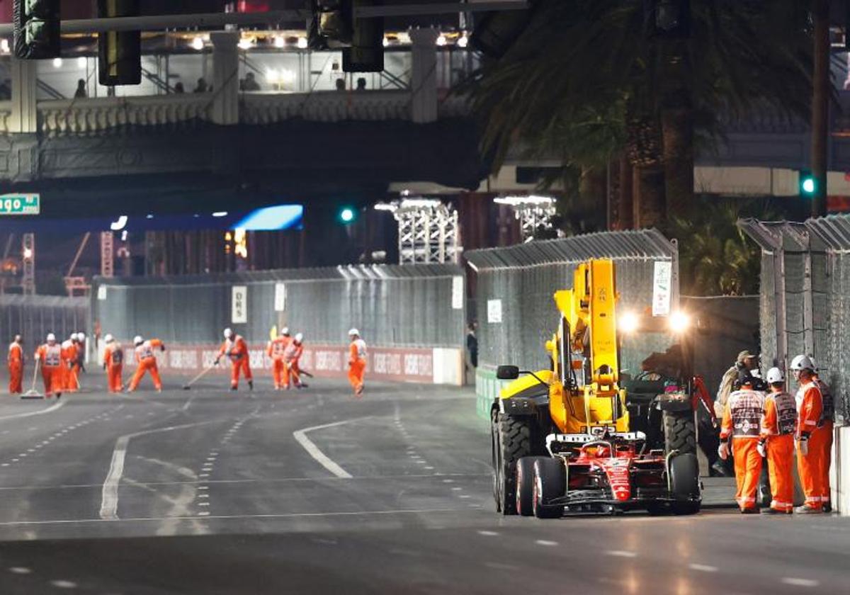 El Ferrari de Carlos Sainz, remolcado en el circuito de Las Vegas.