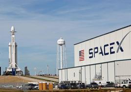 Un cohete Falcon Heavy listo para despegar.