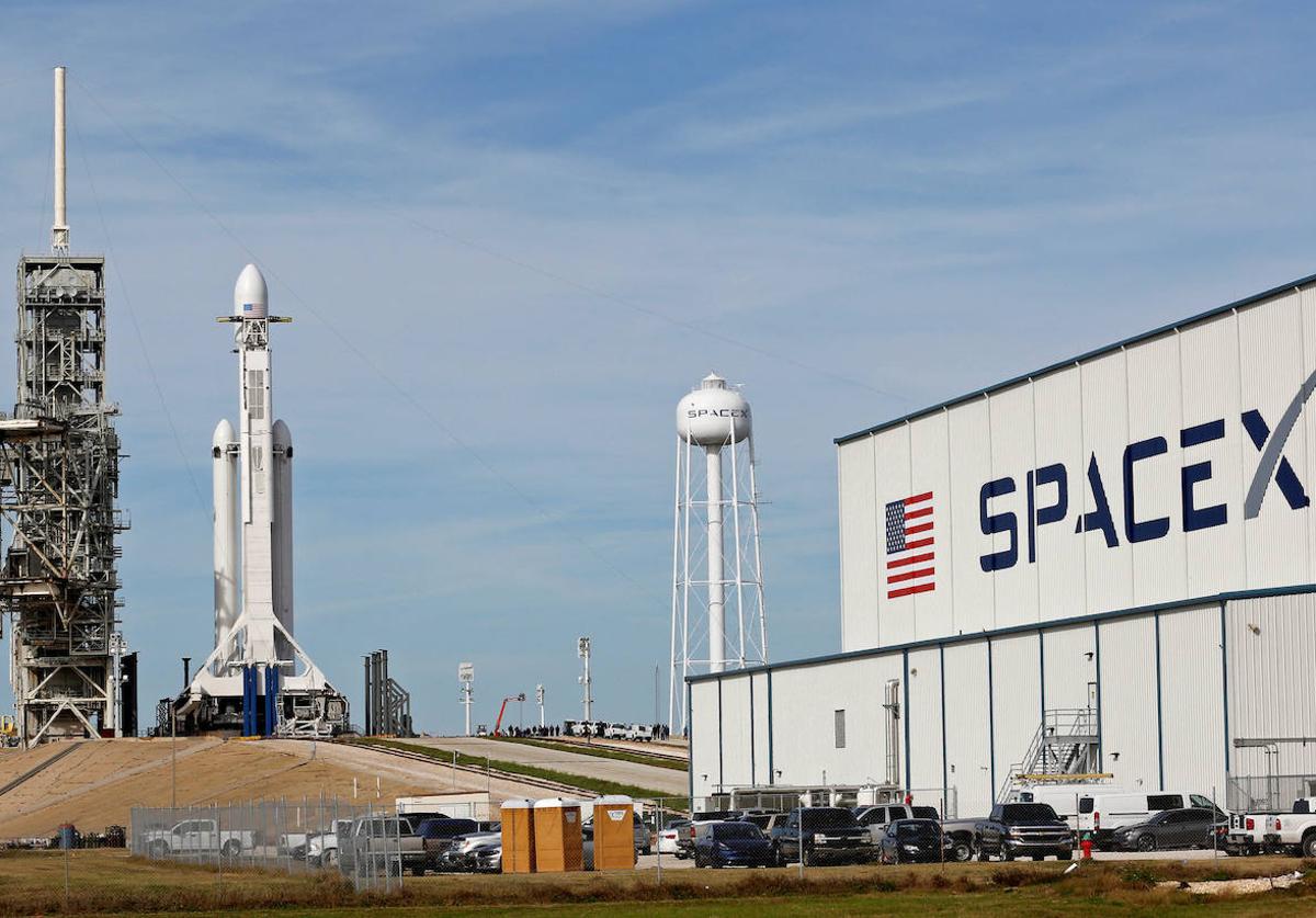 Un cohete Falcon Heavy listo para despegar.