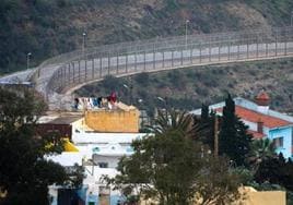 Más de medio millar de inmigrantes intentan entrar en Ceuta en un salto masivo