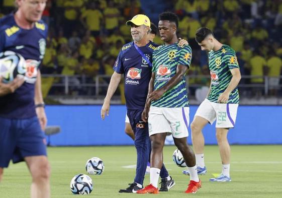 Vinicius se retira lesionado con Brasil