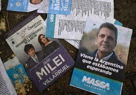 Los carteles políticos del candidato presidencial Javier Milei y el ministro de Economía Sergio Massa.