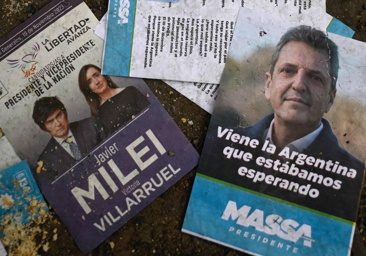 Los carteles políticos del candidato presidencial Javier Milei y el ministro de Economía Sergio Massa.