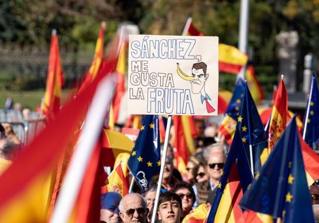 La manifestación ha tenido muchas pancartas con el lema 'Me gusta la fruta'