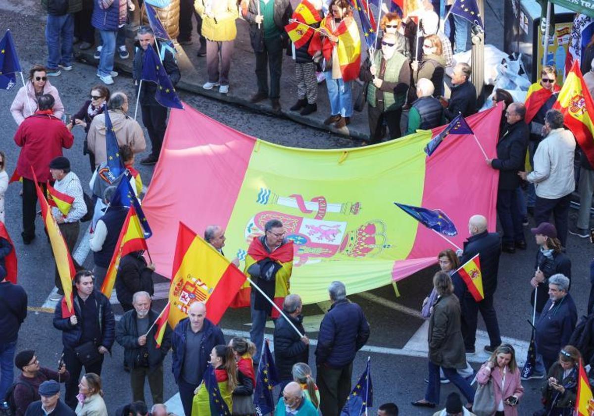 Imagen principal - Algunos de los manifestantes en Cibeles.