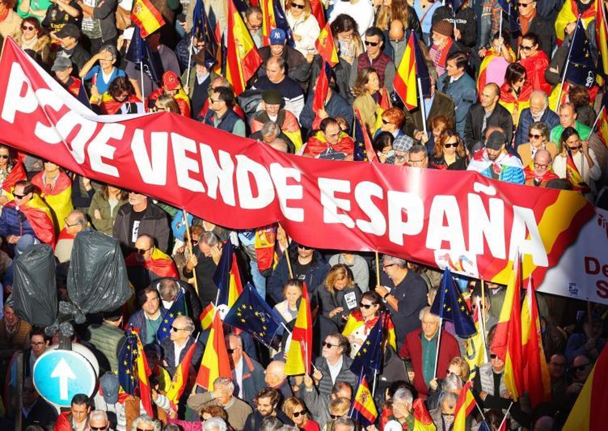 Imagen secundaria 1 - Algunos de los manifestantes en Cibeles.