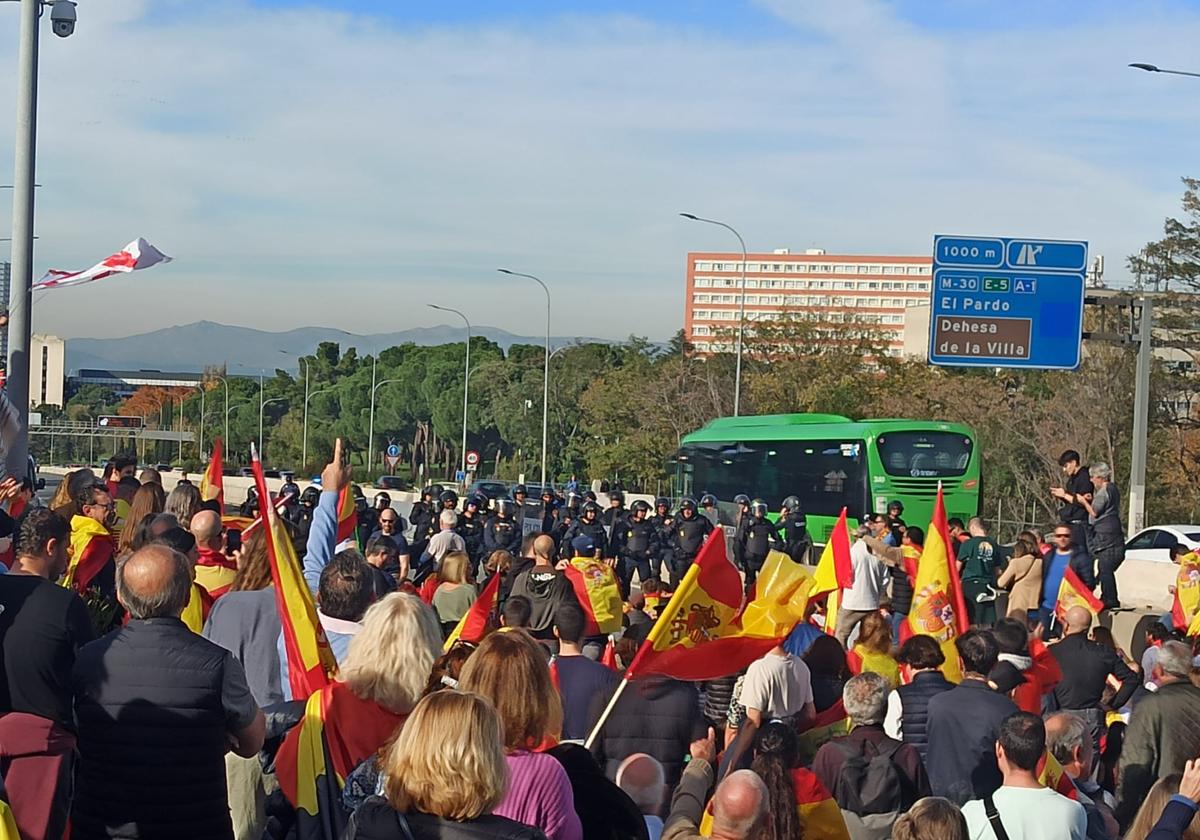 Un cordón policial impide a los manifestantes llegar hasta el Palacio de la Moncloa.