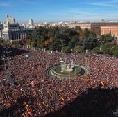 Miles de personas llenan Cibeles y sus alrededores para protestar contra la amnistía