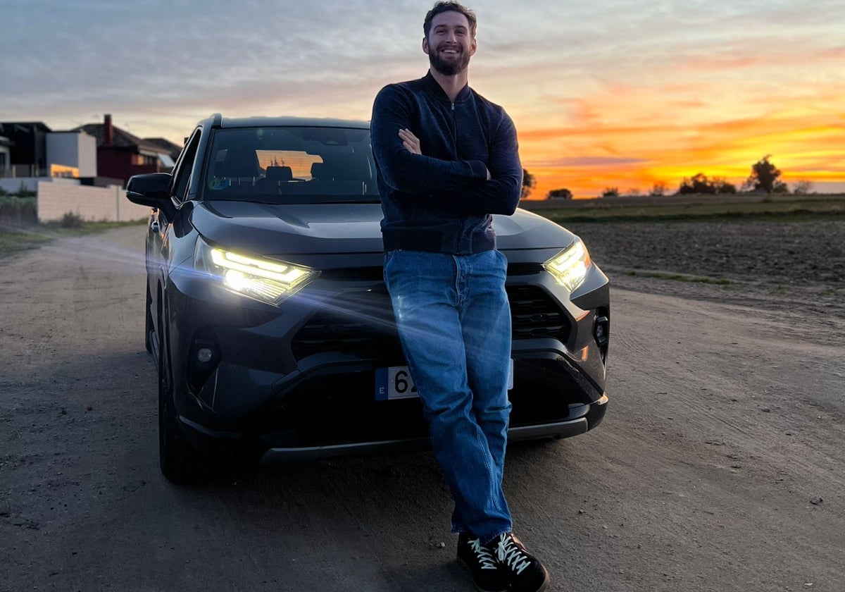 Niko Shera junto a su RAV4 Electric Hybrid