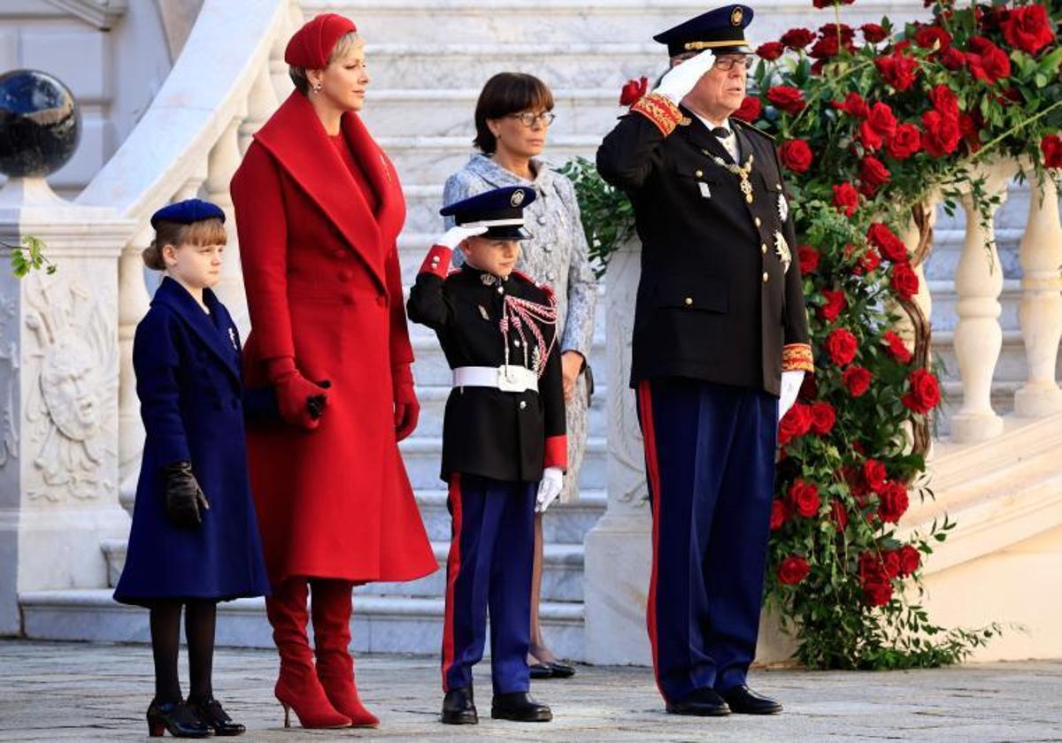 Charlene, con el príncipe Alberto ys su hijos.