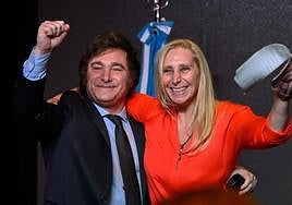Javier Milei celebra junto a su hermana Karina la victoria en las elecciones argentinas.