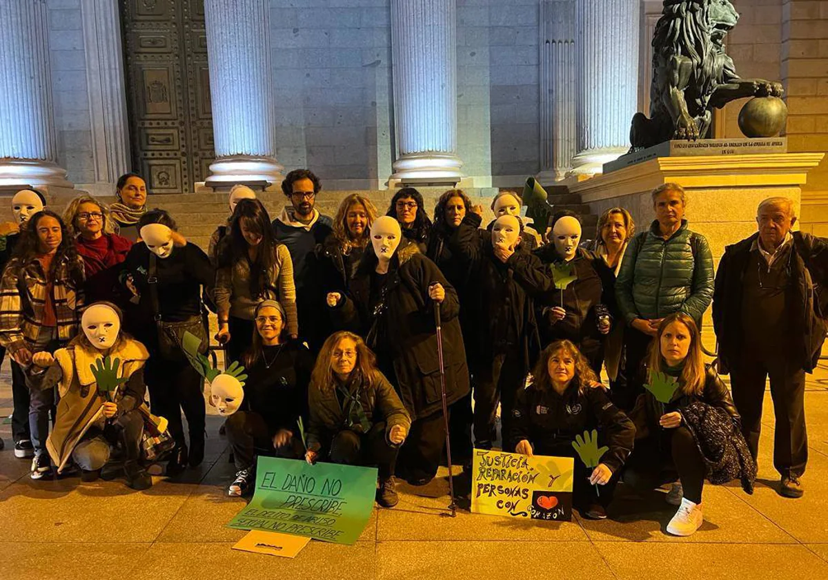 Un grupo de personas participan en la vigilia frente al Congreso, el domingo en la tarde.