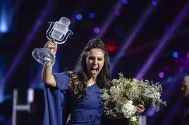 Jamala, con el trofeo de ganadora de Eurovisión 2016.