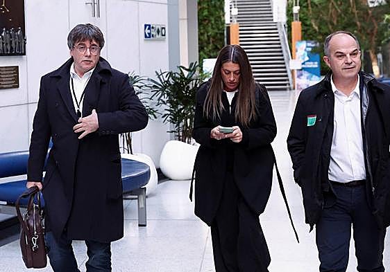 Carles Puigdemont junto a Míriam Nogueras y Jordi Turull, los tres negociadores de Junts.