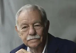 Eduardo Mendoza.