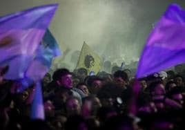Simpatizantes del presidente electo de Argentina, Javier Milei, celebran su victoria.