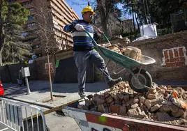 Un trabajador de la construcción en una obra de Madrid.