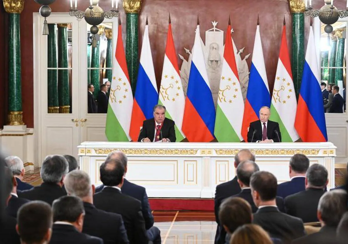 Vladimir Putin y el presidente de la República de Tayikistán, Emomali Rahmon, asisten a una declaración conjunta.
