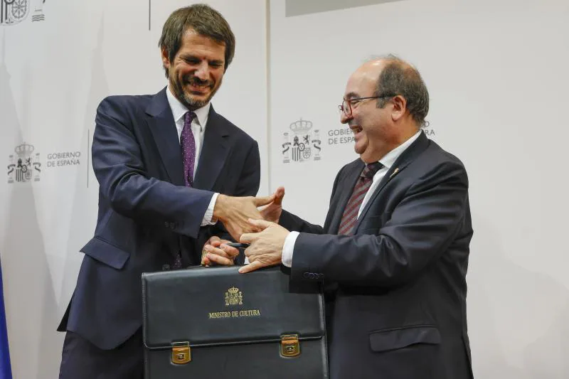 El nuevo ministro de Cultura, Ernest Urtasun recibe de manos de su antecesor en el cargo, Miquel Iceta, la cartera del Ministerio de Cultura.