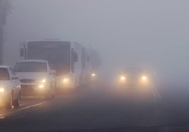 Un buen truco para seguir la ruta a pesar de la niebla es fijarnos en las mar­cas longitudinales del suelo y no separarnos de ellas