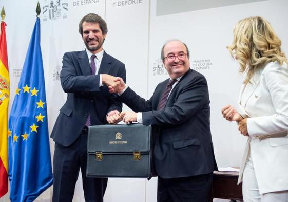 Ernest Urtasun recibe la cartera de mano de Miquel Iceta.