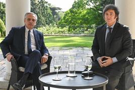 El presidente saliente, Alberto Fernández, y su sucesor, Javier Milei (derecha), durante su reunión en la Quinta de Olivos.