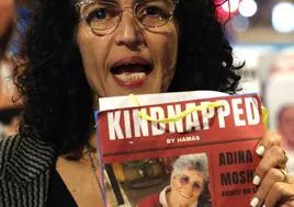 Una mujer muestra durante una manifestación un cartel en el que reivindicaba la liberación de Adina Moshe.