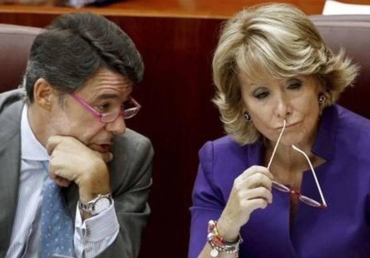 Esperanza Aguirre (derecha) e Ignacio González, en la Asamblea de Madrid cuando la primera era presidenta regional y el segundo vicepresidente.