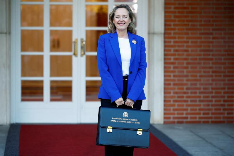 La vicepresidenta primera y Ministra de Economía, Comercio y Empresa, Nadia Calviño, posa muy sonriente a su llegada ese miércoles al Palacio de La Moncloa para asistir al primer Consejo de Ministros.