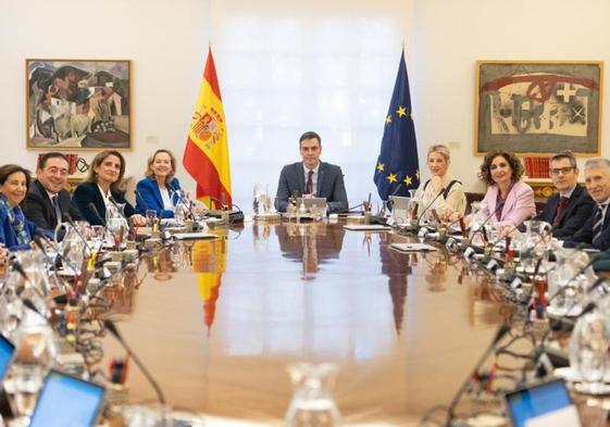 El presidente del Gobierno, Pedro Sánchez, preside la primera reunión de Consejo de Ministros de la XV legislatura.