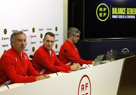 Luis Medina Cantalejo (i), presidente del CTA, en la Ciudad del Fútbol de Las Rozas.