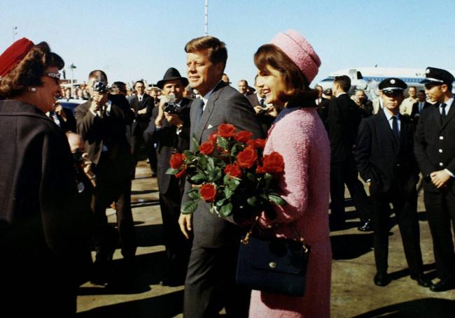 John F. Kennedy y su esposa, Jackie, horas antes del asesinato.