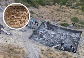 Imagen de la excavación en Hattusa y, arriba a la derecha, un prototipo de tabla con escrituras de la época.