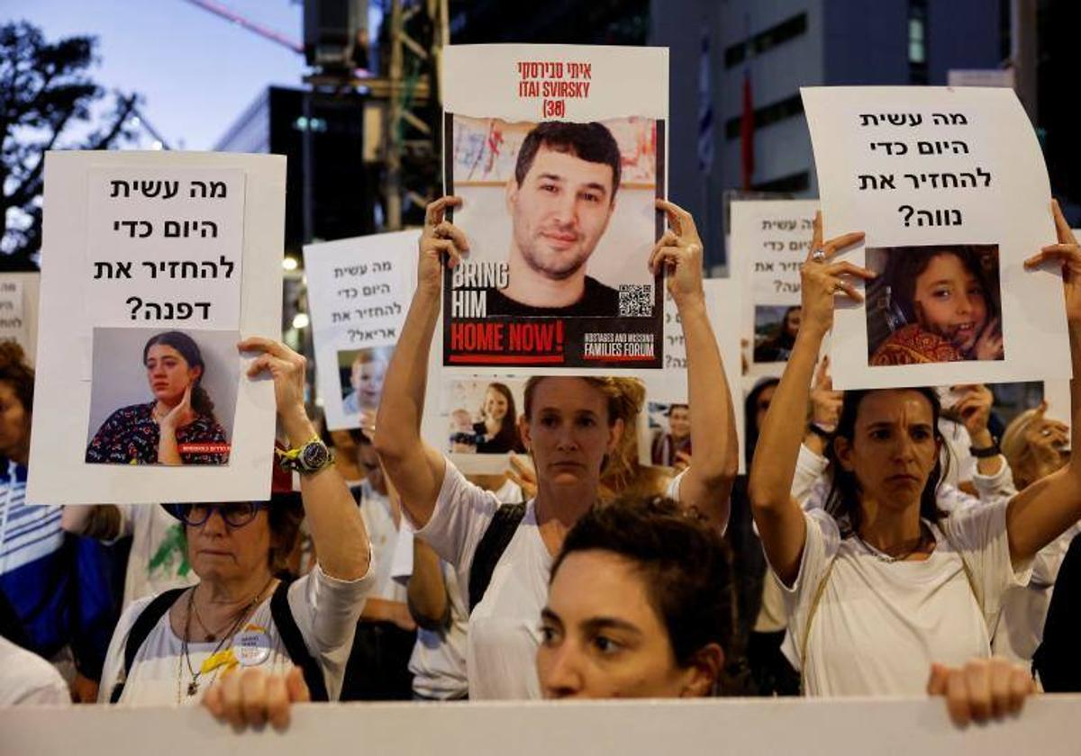 Familiares de secuestrados y desaparecidos se manifiestan en Israel pidiendo un acuerdo para su liberación.