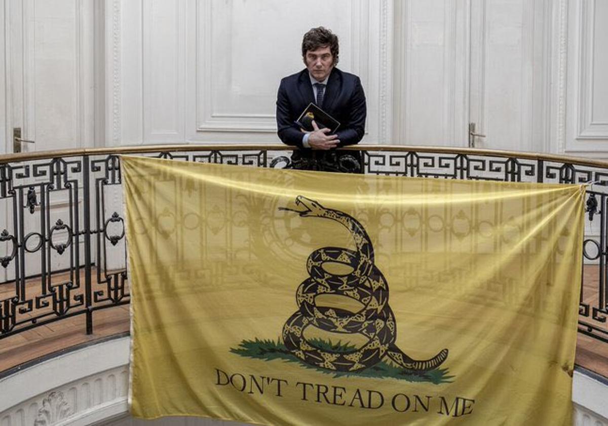 Javirer Milei, junto con la bandera de Gadsden.