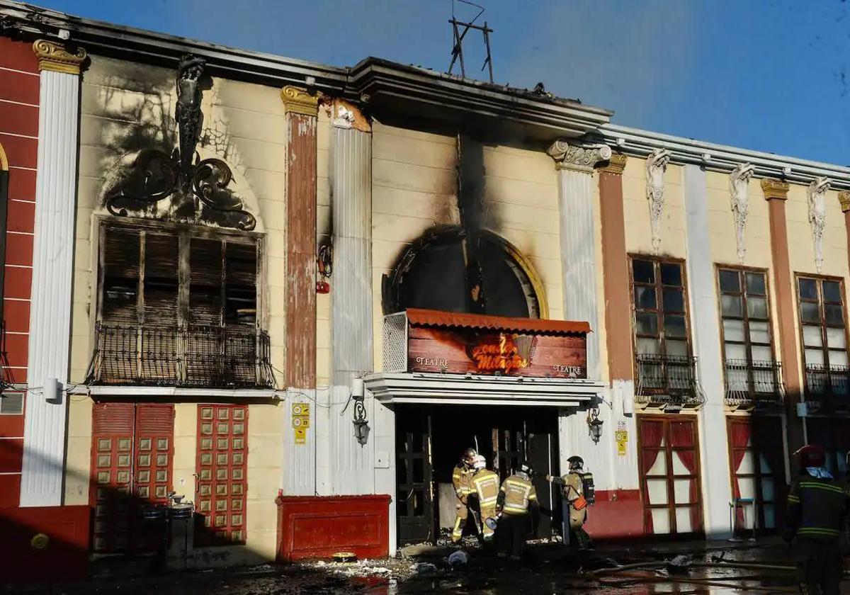 Los bomberos trabajando tras el incendio en la discoteca Fonda Milagros, en una imagen de archivo.