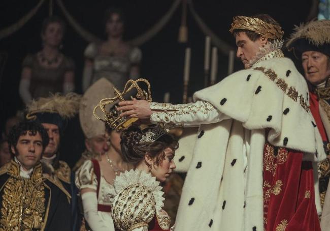 Otra escena de la película con Napoleón (Joaquin Phoenix), ya coronado emperador, haciendo lo propio con Josefina (Vanessa Kirby).