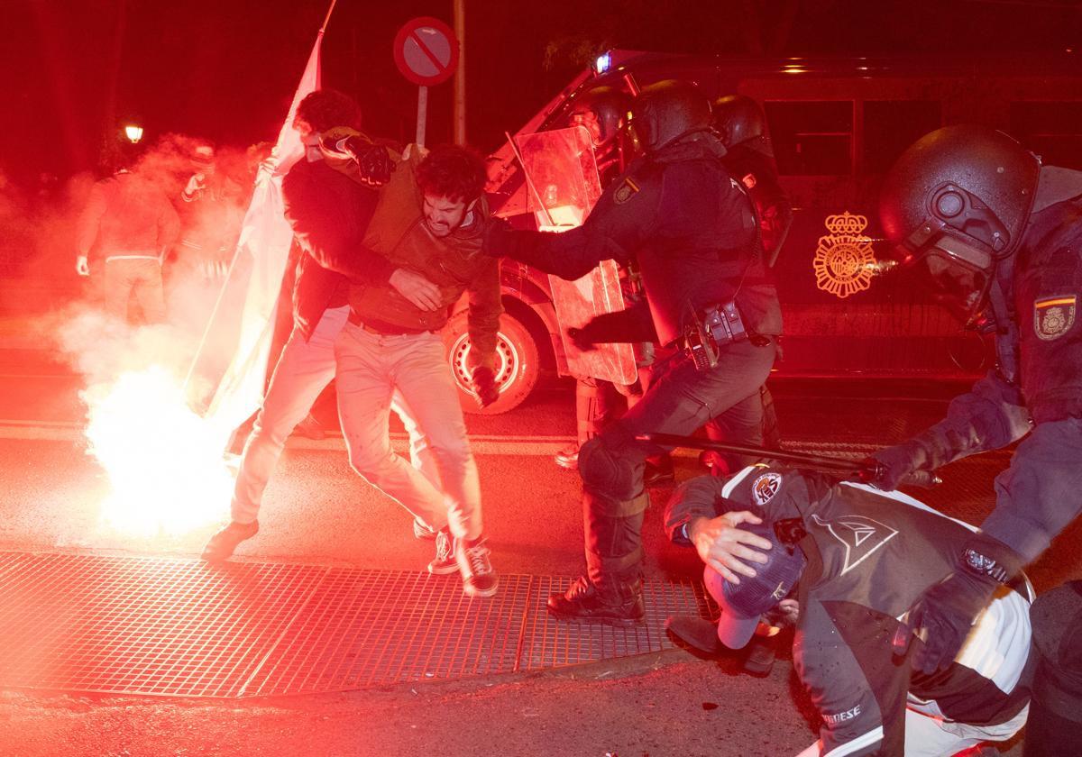 Policías y manifestantes se enfrentan enfrente de la sede del PSOE en la calle Ferraz de Madrid.